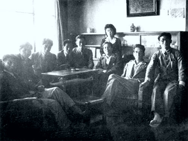 秀三(右から2人目)と戦前の社員たち