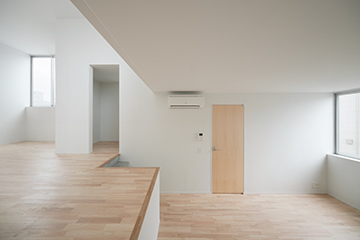床レベルと天井高さの違う室が繋がる住戸