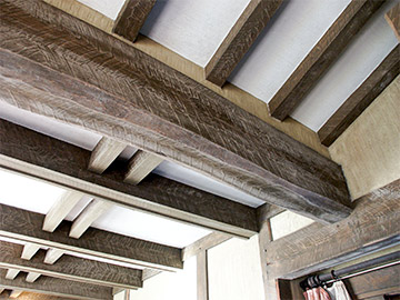 栗材の梁と漆喰の居間の天井