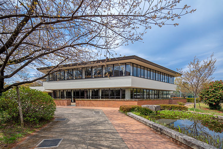 自由学園 創立60周年記念講堂　外観全景