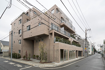北東方向から見た外観