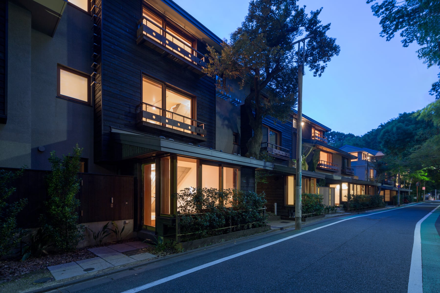 亀甲新（集合住宅）　東側の街並み 夕景