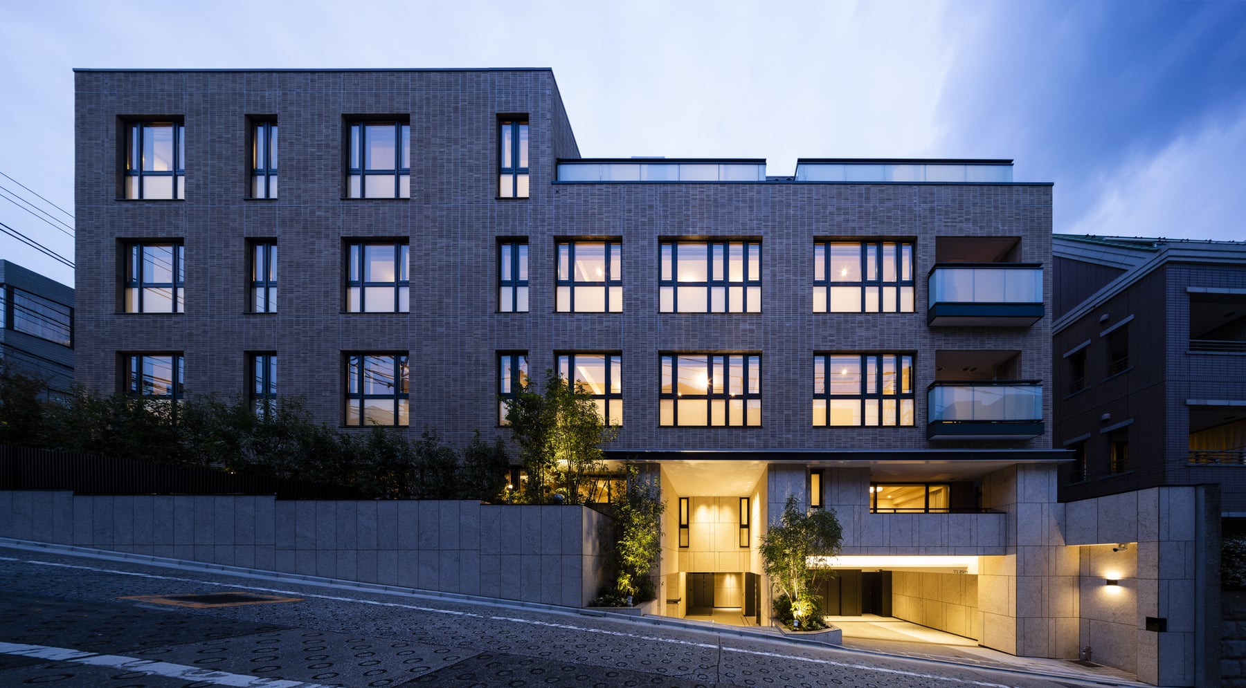 Brillia 高輪 The Court（集合住宅）　外観南面 夜景