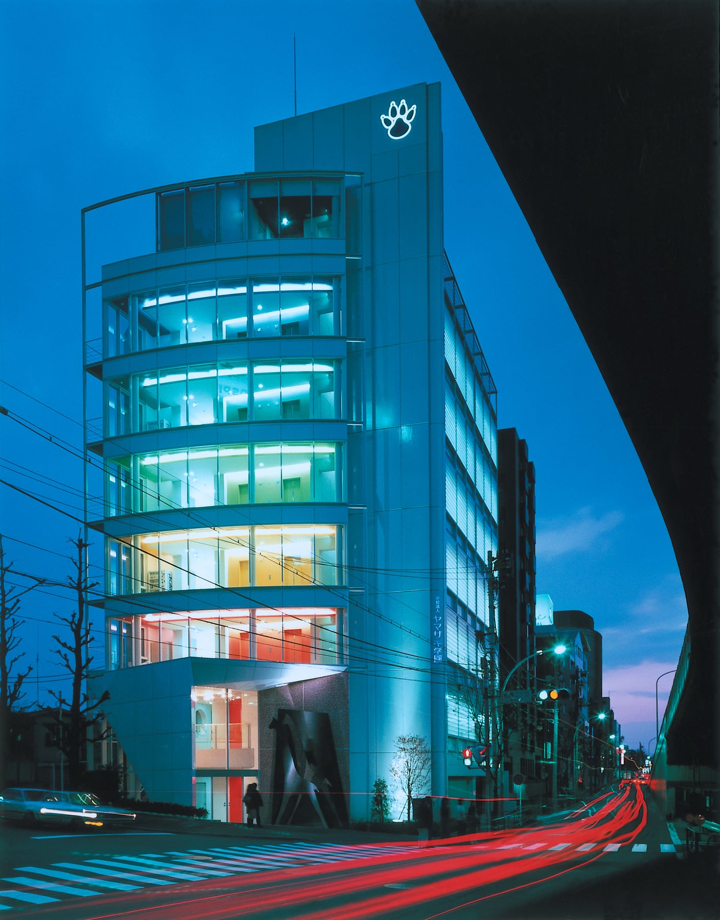 ヤマザキ動物専門学校本校舎（教育施設）　外観夜景